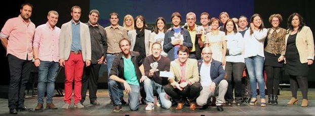 Foto de familia de premiados, organizaci&oacute;n y patrocinadores. 