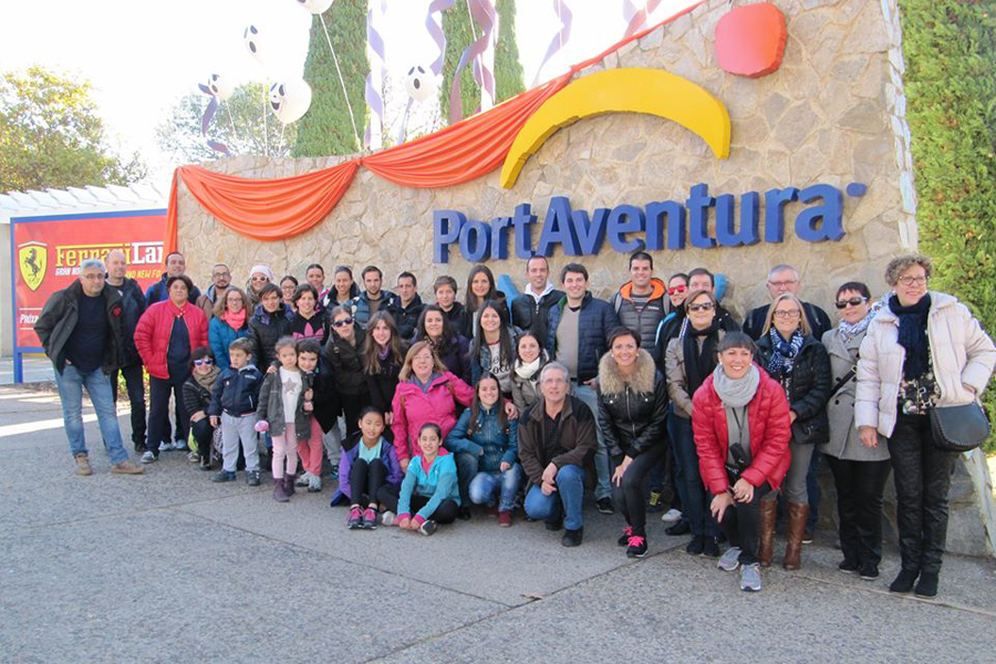 El grupo al completo en la entrada de PortAventura