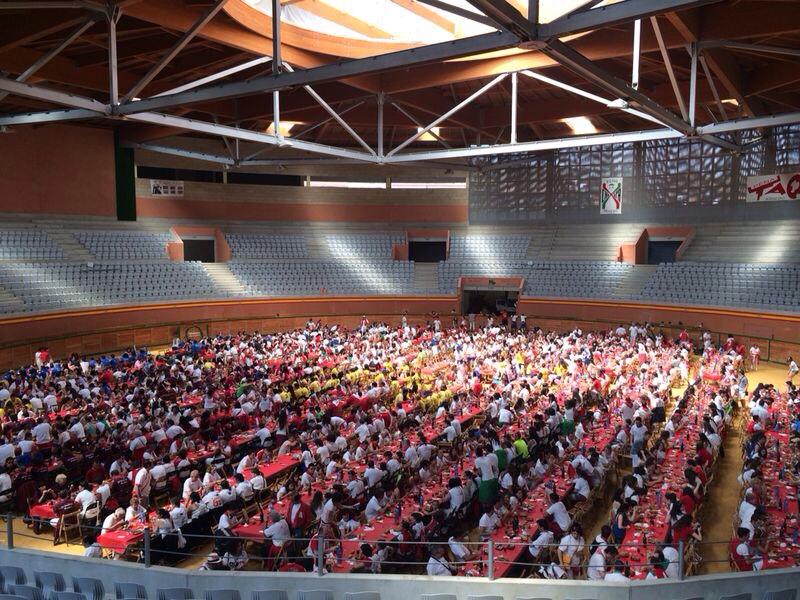 Multitudinaria comida en el ruedo del Arnedo Arena