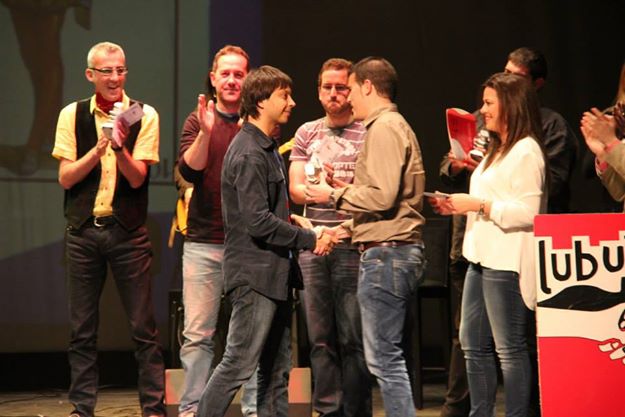 &Aacute;lvaro Solana le entreg&oacute; el premio al ganador. 